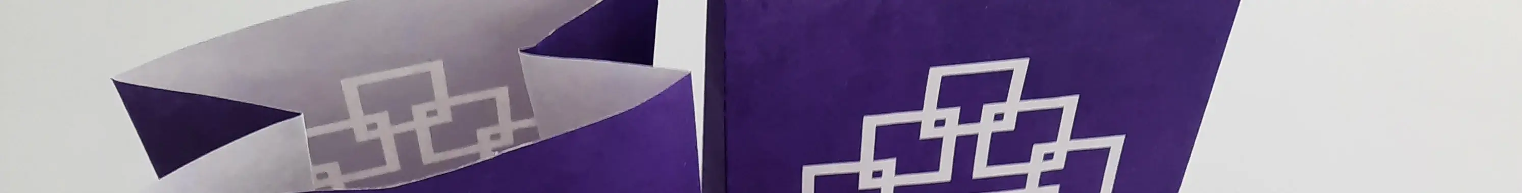 violette Lichttüten mit weißem Facettenkreuz